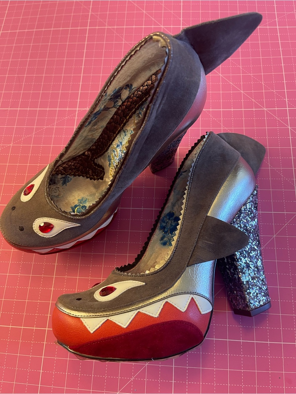 READ Description! EUC Irregular Choice Size 39 Shark heels